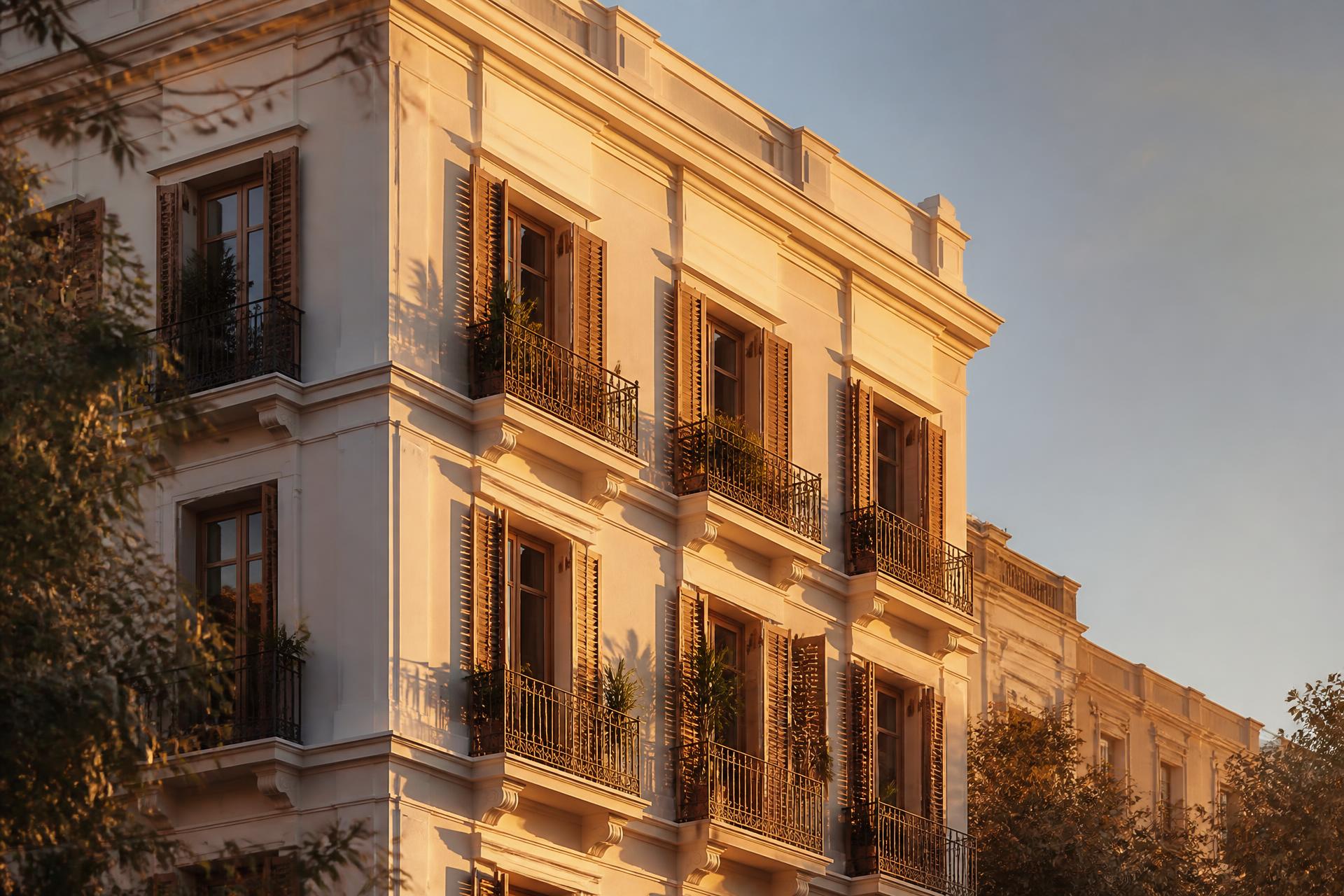 Fachada de un edificio residencial de Valencia iluminada por la luz del atardecer